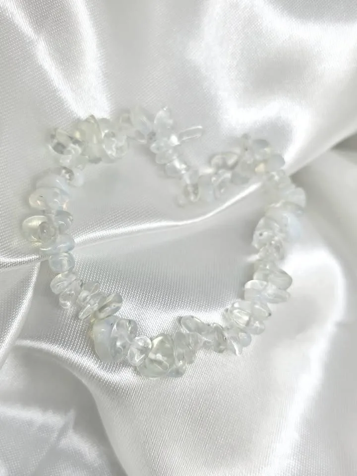 Pulseira cascalhos de pedra da lua e opalina