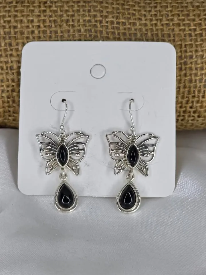 Brinco borboleta com gota de onix natural