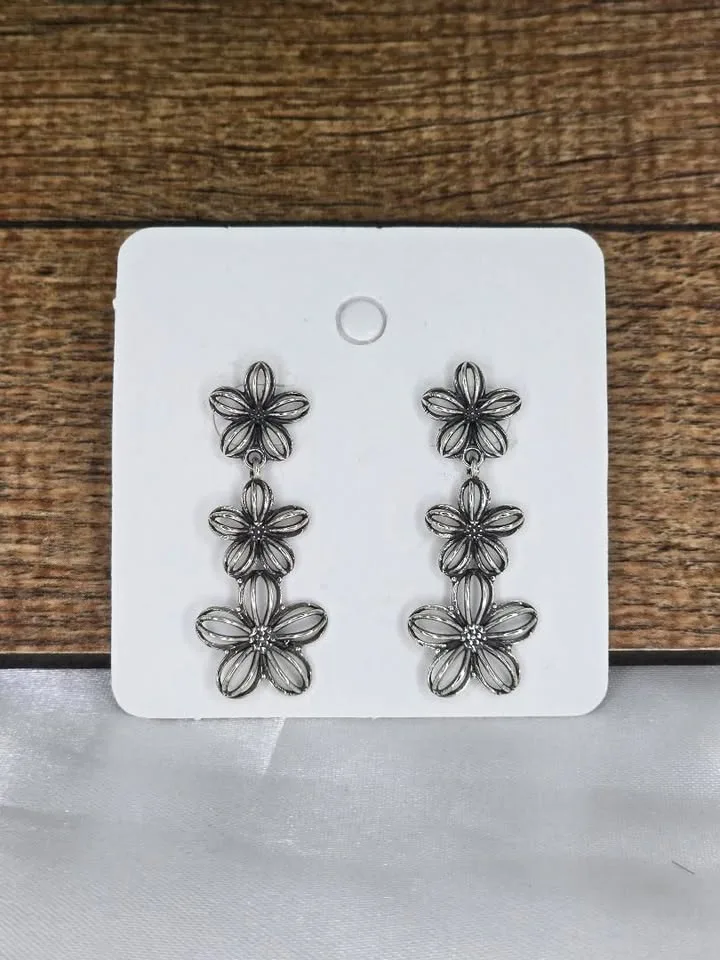 Brinco pendulo de três flores 