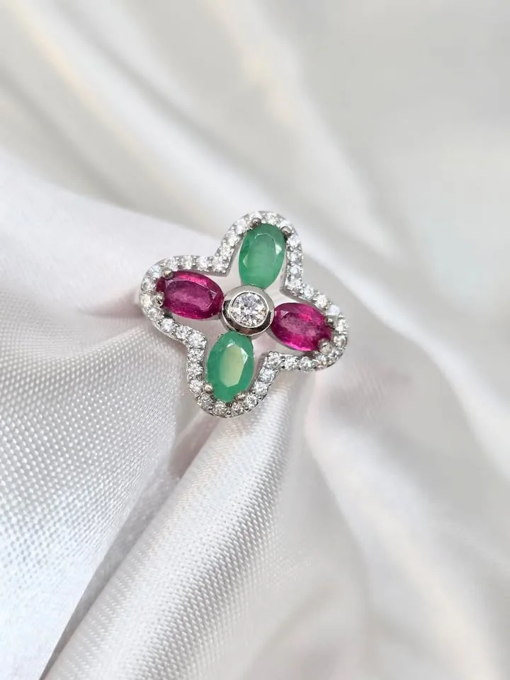 Anel flor de rubi e esmeralda