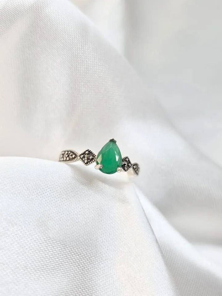 Anel gota de jade 