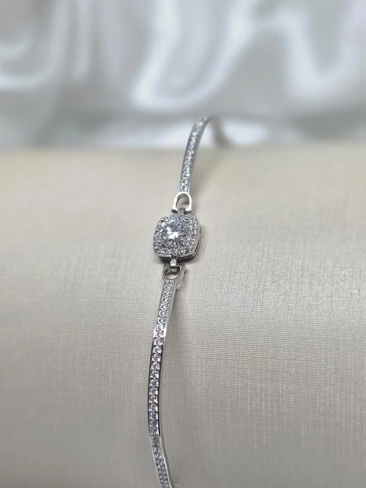 Pulseira rígida com moissanite