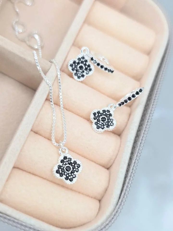 Conjunto Trevos negros! 