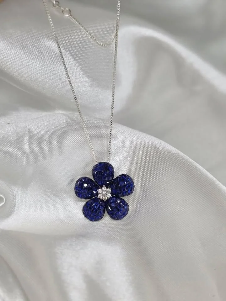 Colar Flor de safira 