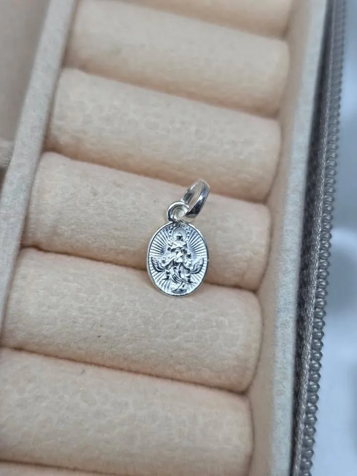Pingente medalhinha de nossa Senhora Desatadora dos nós 