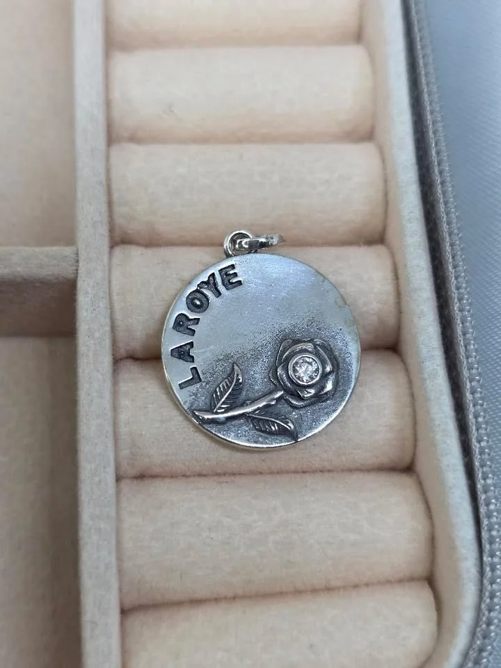 Pingente medalha Laroyê