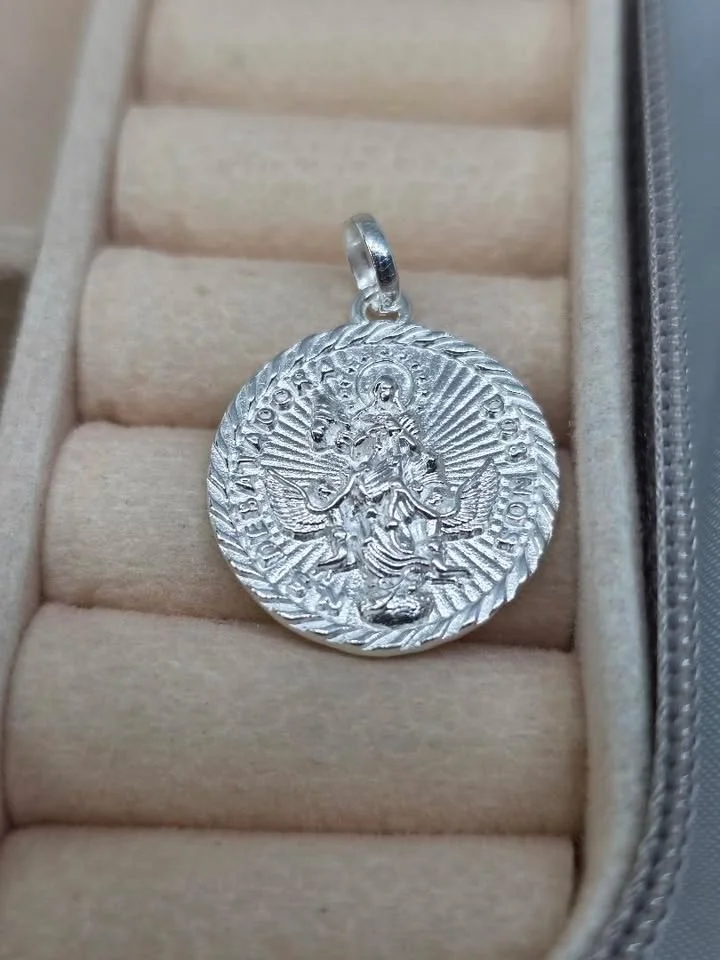 Pingente medalha maciça nossa Senhora Desatora dos nós
