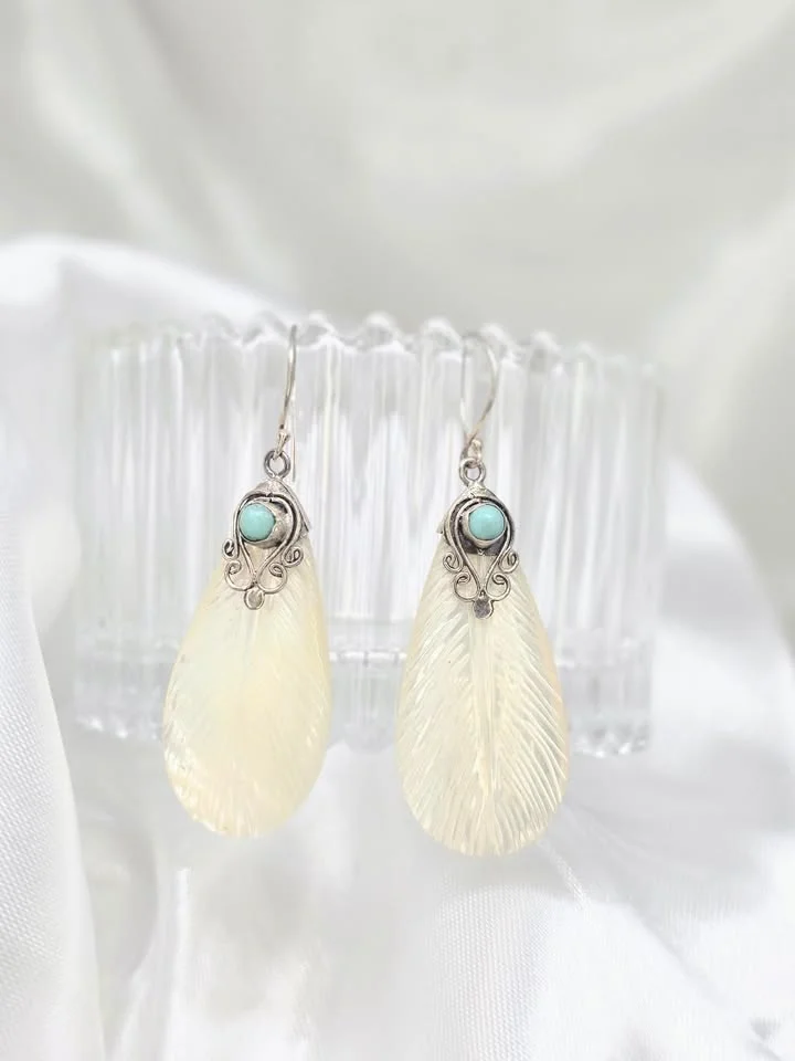 Brinco gota de madrepérola com larimar 