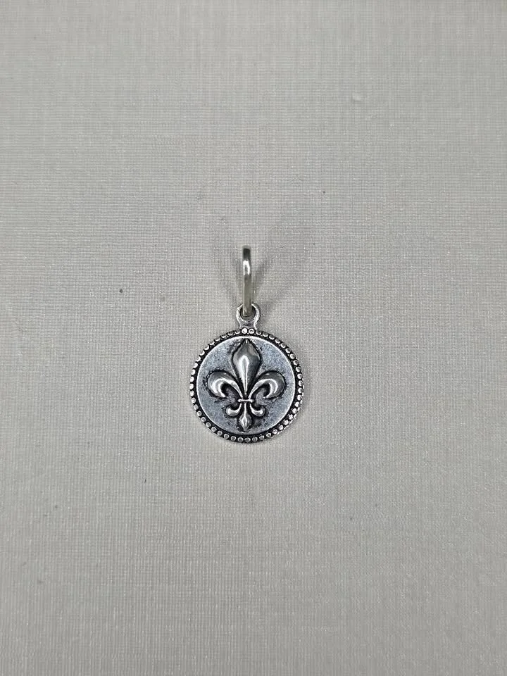 Pingente medalhinha flor de lis 