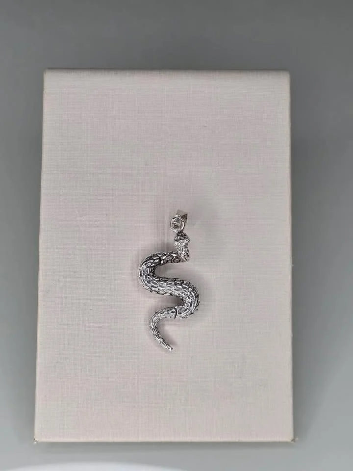 Pingente serpente articulada