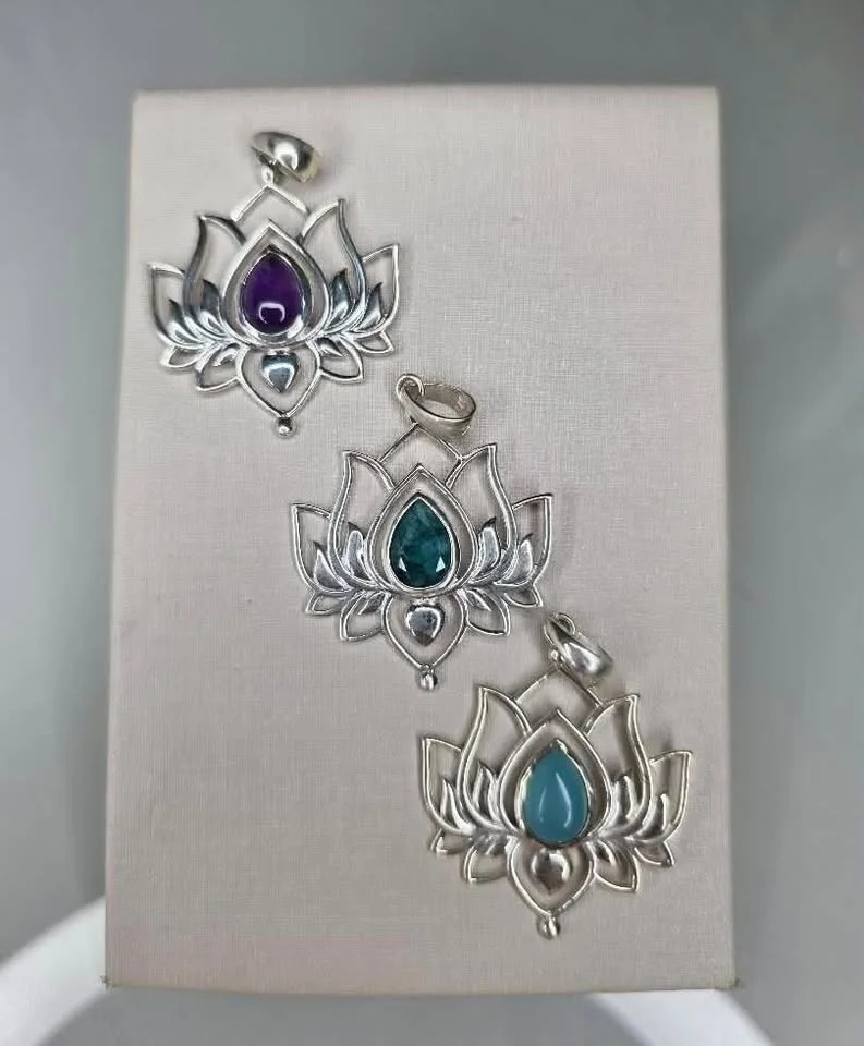 Pingente flor de lotus com cristal 