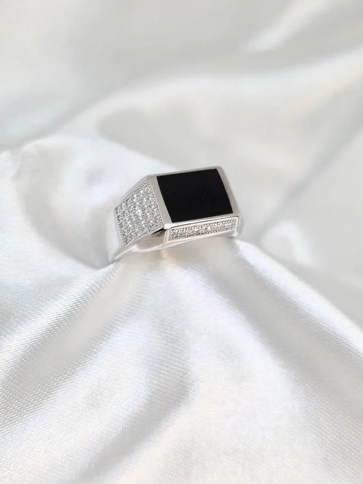 Anel Onix com zirconias 