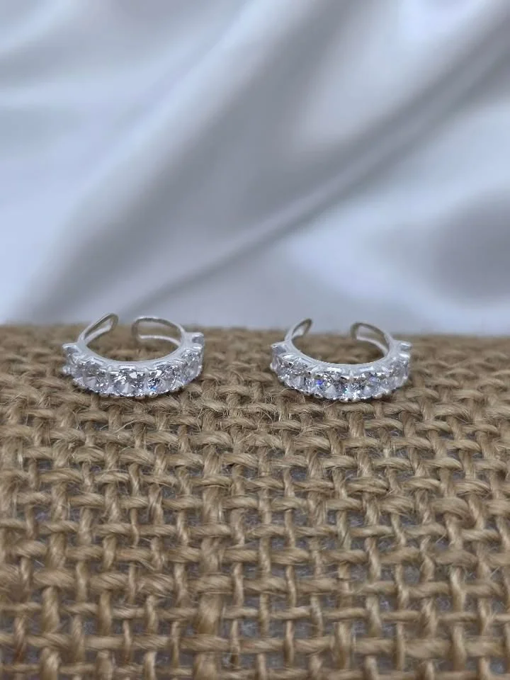 Piercing trágus cravejado de pressão