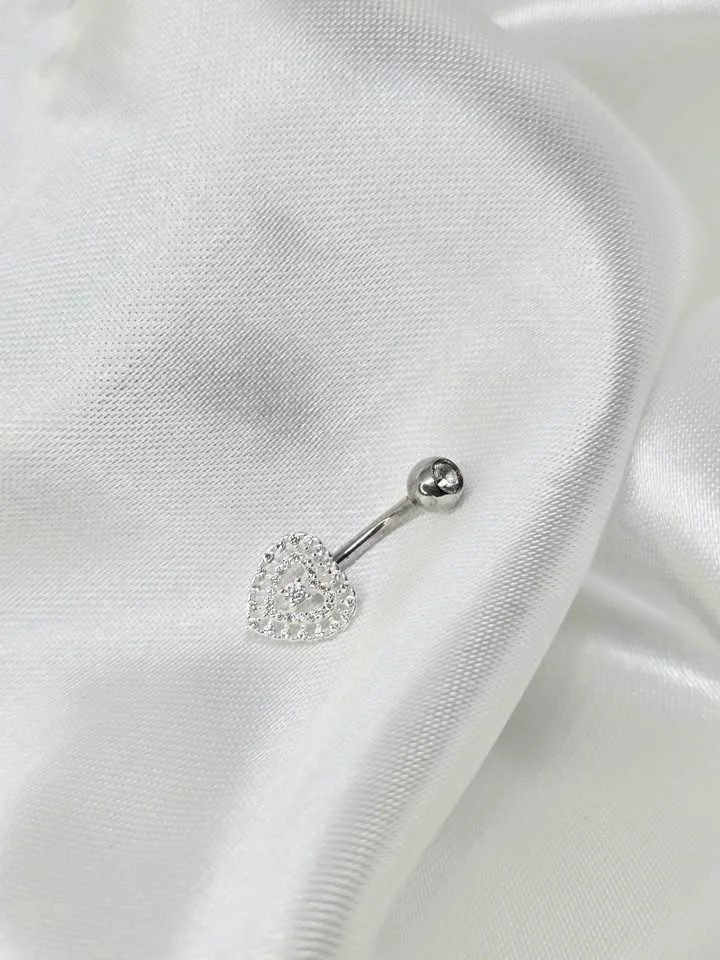 Piercing de umbigo coração