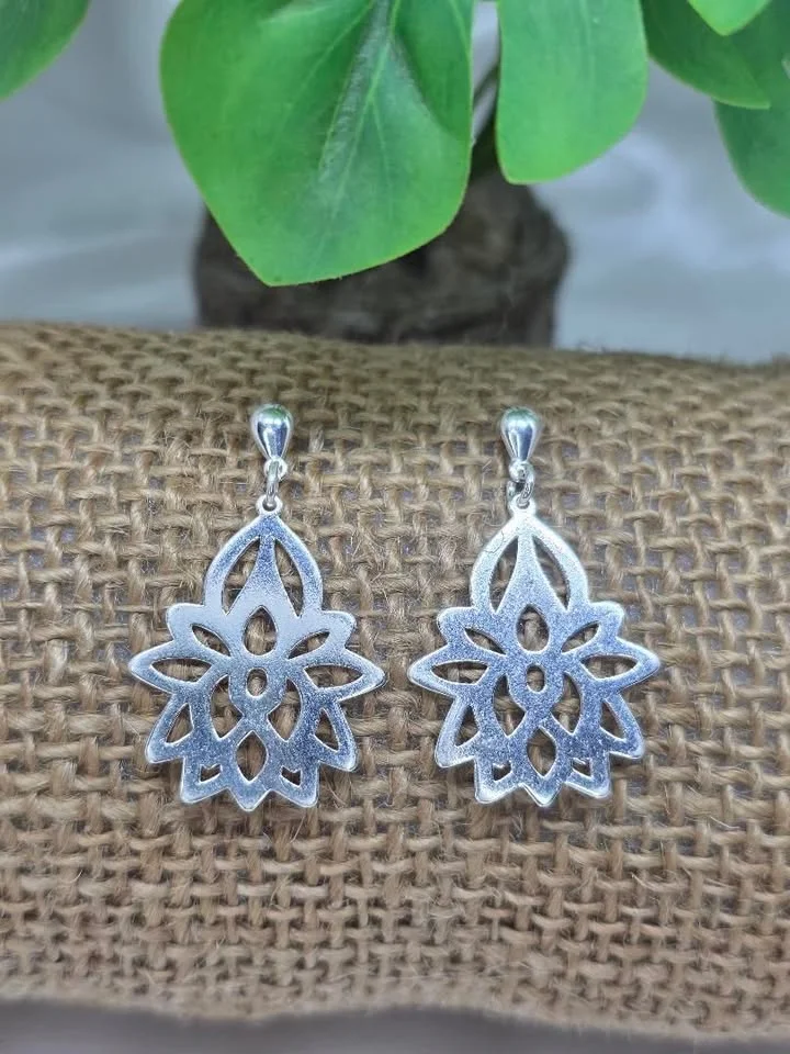 Brinco flor de lótus 