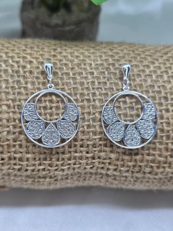 Brinco pétalas de flor 