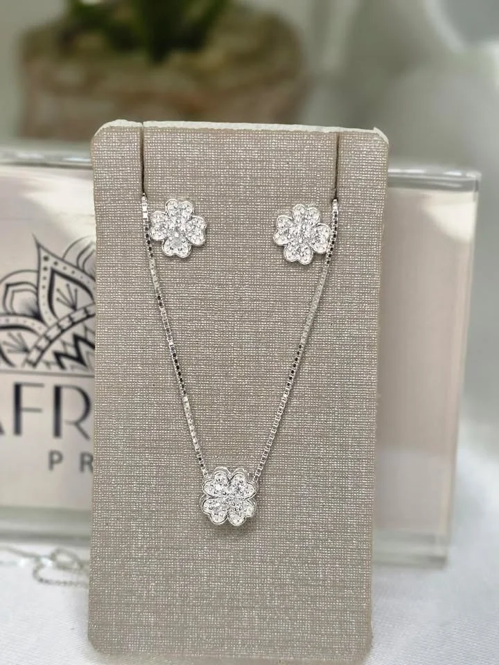 Conjunto trevo cravejado