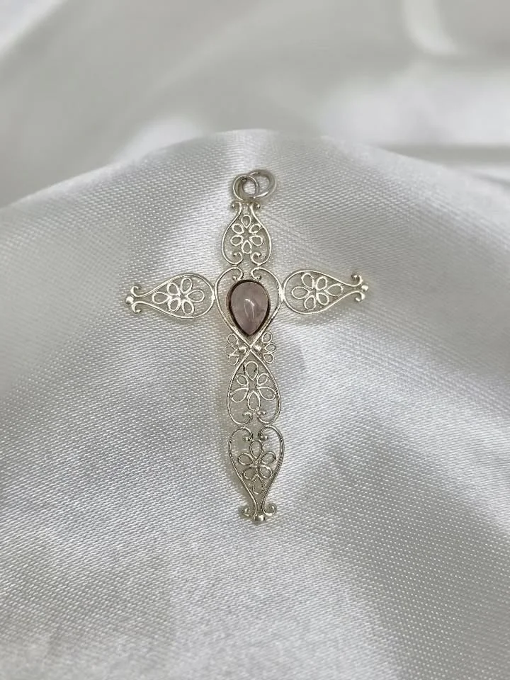 Pingente Cruz com quartzo rosa